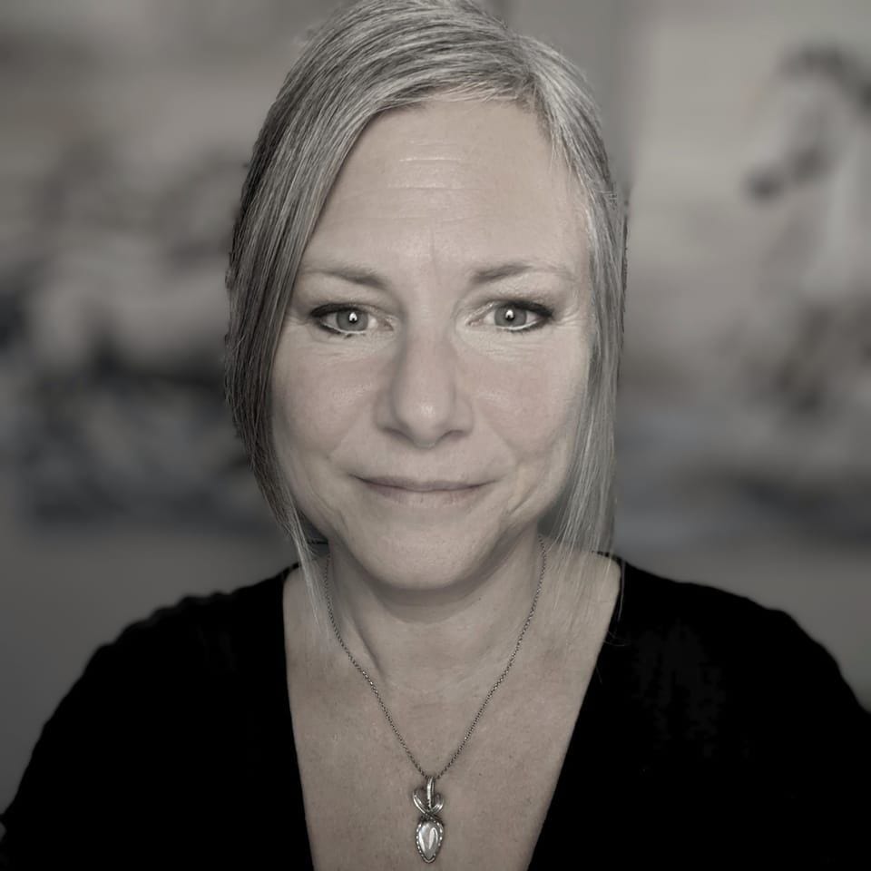 Portrait d'Isabelle D., partageant son expérience avec Jean, un enseignant authentique et bienveillant dans la transmission des enseignements de vie.